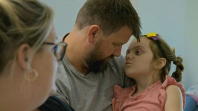 Sehen Sie zu, wie „unglaublich mutige“ Eltern im Kinderkrankenhaus entdecken, dass ihre fünfjährige Tochter einen golfballgroßen Gehirntumor hat