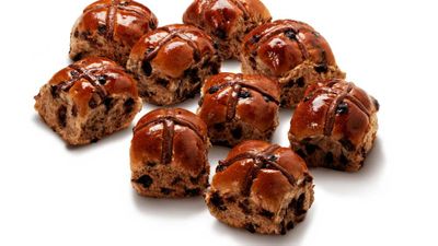 <strong>Woolworths</strong> Traditional Hot Cross Bun 6 pack RRP $3.50<br>
Woolworths Mini Traditional Hot Cross Bun 9 pack, RRP $3.50<br>
Woolworths Fruitless Hot Cross Bun 6 pack, RRP $3.50<br>
Woolworths Mini Chocolate Hot Cross Bun 9 pack, RRP $3.50<br>
New Mocha Hot Cross Bun 6 pack, RRP $3.50&nbsp;<br>