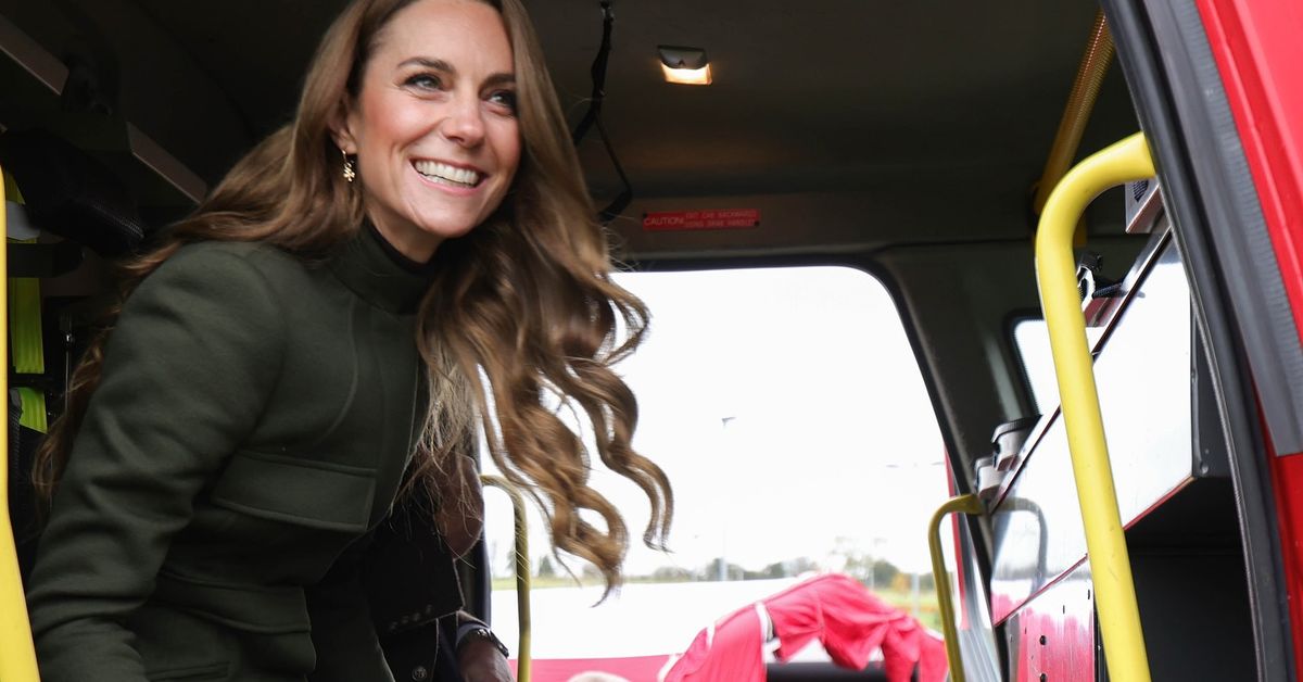 Prince William and Kate Middleton ride in a fire engine and pick apples ...