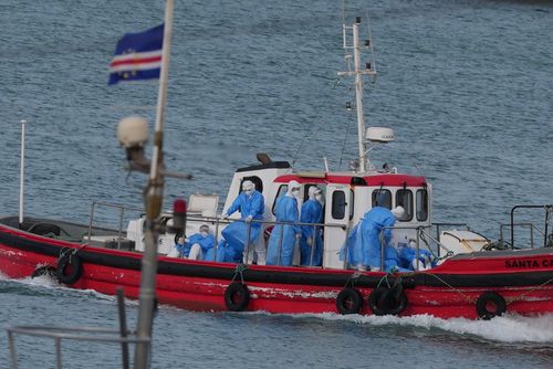 Gli operatori sanitari in equipaggiamento protettivo arrivano per evacuare i pazienti dalla nave da crociera MV Hondius in un porto di Praia, Capo Verde, mercoledì 6 maggio 2026. (AP Photo/Misper Apawu)
