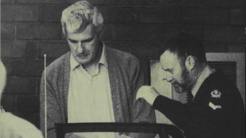 Bevan Spencer Von Einem sendo escoltado do Tribunal de Magistrados de Adelaide.