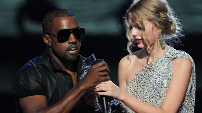 Kanye West salta al escenario mientras Taylor Swift acepta su premio por la "Mejor video femenino" premio durante los MTV Video Music Awards 2009 en el Radio City Music Hall el 13 de septiembre de 2009 en la ciudad de Nueva York. 