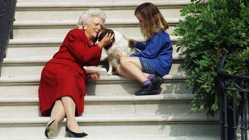 The first lady pictured with her granddaughter Barbara and Millie on the steps of the White House in 1991. (AAP)