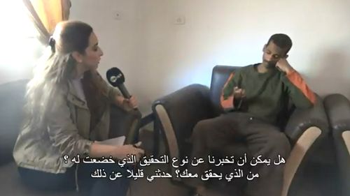 Reporter Jenan Moussa sits next to an unshackled El Shafee Elsheikh, during an interview with the now captured member of ISIS beheading cell, "The Beatles". (Twitter: Jenan Moussa)