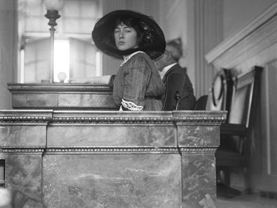 Evelyn Nesbit testifying in court during Harry Thaw's trial.