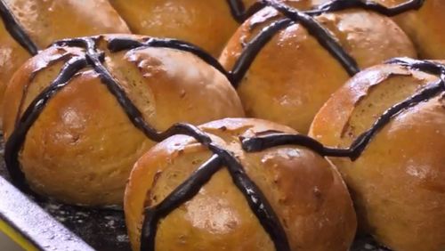 Vegemite has launched a recipe for cheesy Vegemite hot cross buns. (Image: Vegemite)