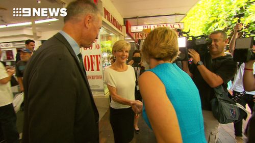 The Foreign Minister smiled and also shook the former NSW premier's hand (9NEWS)