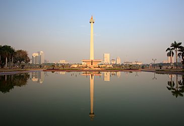 Which Indonesian president inaugurated the National Monument in 1975?