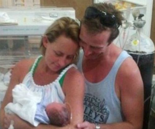 Just months after losing husband, new mum gives back to Fijian hospital that delivered baby Maddi