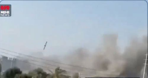 Le foto sembrano mostrare frammenti del missile americano Tomahawk sul luogo del mortale sciopero scolastico in Iran