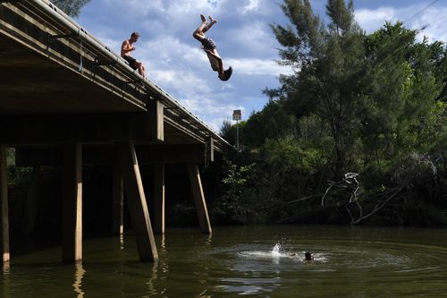 Temperatures in the west are expected to climb to a sweltering 38 degrees on Saturday and 39 on Sunday. (AAP)