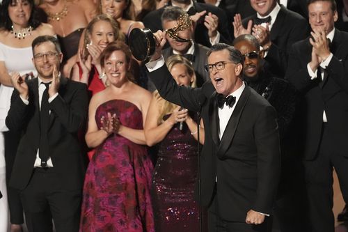 Stephen Colbert, centro, e ele se une de 