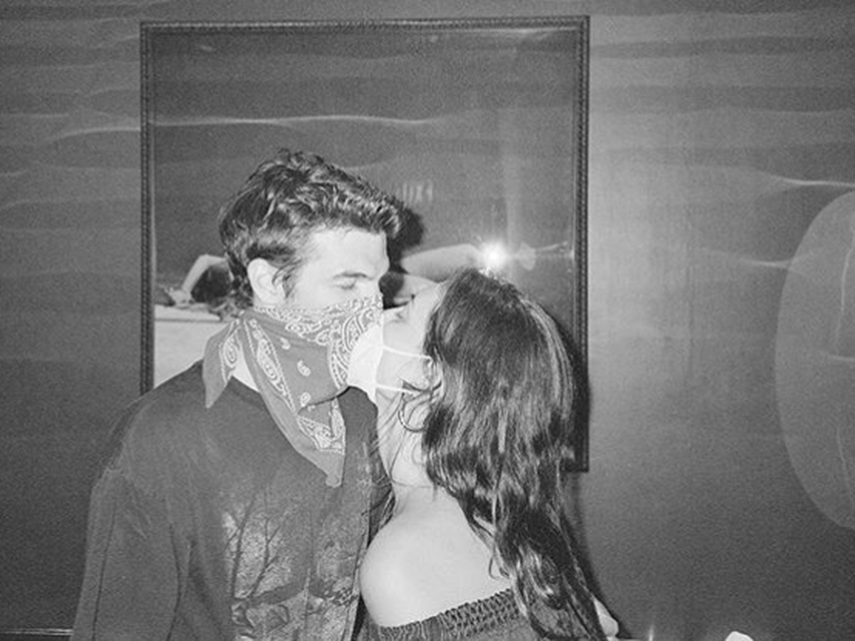 Phoebe Tonkin Debuts New Boyfriend Alex Greenwald 9celebrity