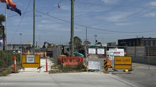 As obras na estrada fora do negócio de Rebekah Becsi em Pakenham.
