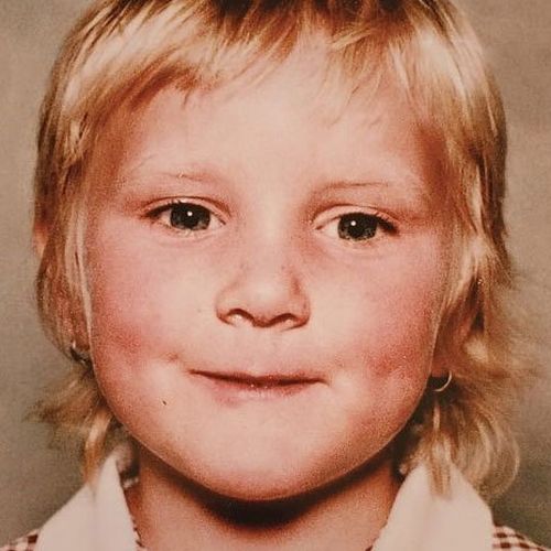 L'appartamento è chiamato Stacey's Sanctuary in memoria della bambina di nove anni Stacey-Ann Tracy, assassinata dal patrigno di Sherele Moody nel 1990. 