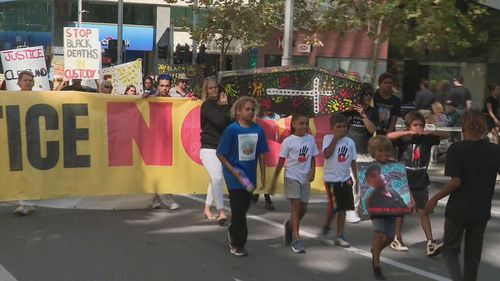Amis et famille ont défilé dans les rues de Perth avant l'enquête sur sa mort qui débute demain.  Cleveland Dodd