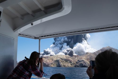 هنگام فوران آتشفشان جزیره سفید ، در اثر انفجار توده های غلیظ دود و ماگما از آتشفشان در 9 دسامبر ، چندین گردشگر جان خود را از دست دادند. 