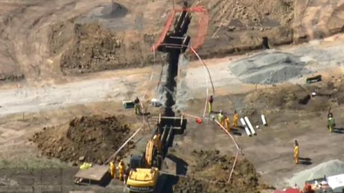 A man has died while working in a trench at Cranbourne East. (9NEWS)
