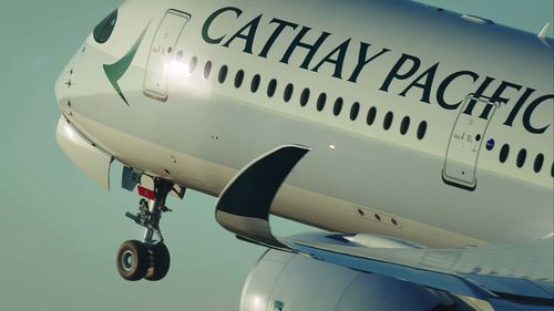 Gli equipaggi medici si sono precipitati sull'aereo Airbus A350-900 mentre atterrava all'aeroporto internazionale di Hong Kong alle 6.45 di domenica (ora locale), ha confermato Cathay Pacific.