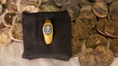 Два кораблекрушения были обнаружены у побережья Средиземного моря вместе с затонувшей коллекцией из сотен римских сокровищ.  В толпе представлены сотни римских серебряных и бронзовых монет середины III века, а также более 500 средневековых серебряных монет, найденных среди залежей.  Как и это римское кольцо из золота. 