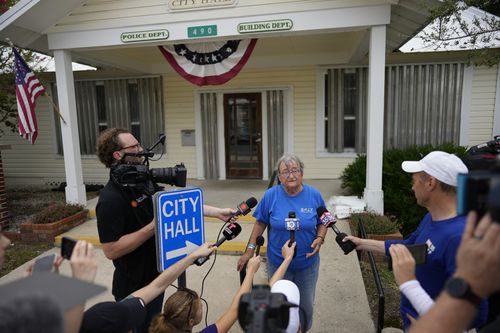 La commissaire de Cedar Key, Sue Colson, donne une conférence de presse devant l'hôtel de ville, alors que la ville se prépare à l'arrivée prévue de l'ouragan Idalia, le mardi 29 août 2023, à Cedar Key, en Floride.  