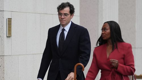 Adam Mosseri, CEO di Instagram, arriva in tribunale per testimoniare in un caso storico sui social media che cerca di ritenere le aziende tecnologiche responsabili dei danni ai bambini, mercoledì 11 febbraio 2026 a Los Angeles. (AP Photo/Damian Dovarganes)