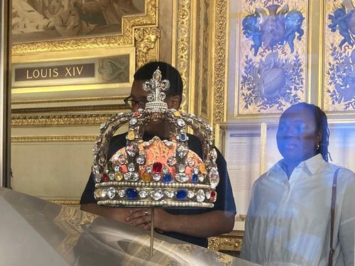 Pessoas verificam joias na Galeria Apollo do museu do Louvre em 4 de setembro de 2025 em Paris.