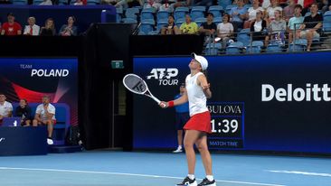 Boulter's roof shot keeps crowd entertained