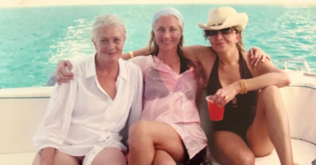 Joely Richardson posts holiday throwback photo in tribute to late sister Natasha Richardson