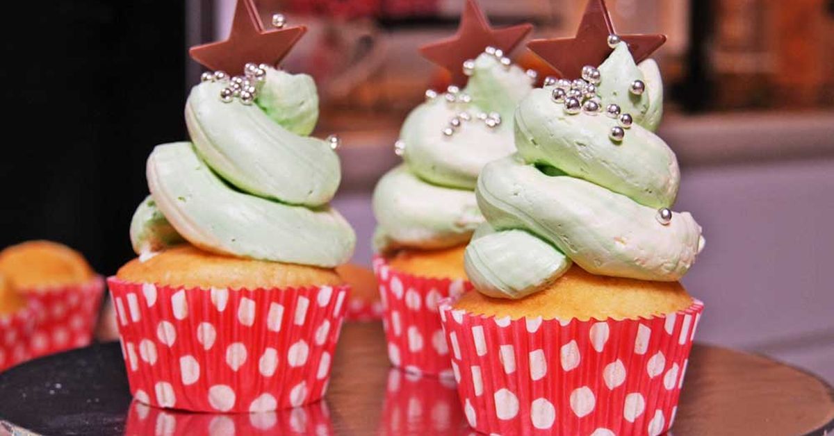 Christmas tree Swiss meringue buttercream cupcake toppers hack - 9Kitchen