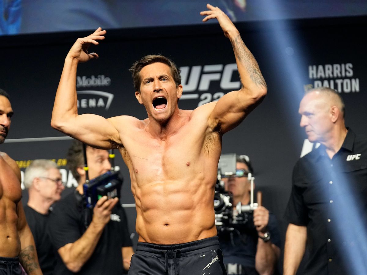 Hollywood star Jake Gyllenhaal's surprise appearance at UFC weigh-in -  9Celebrity