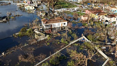 ARQUIVO - Detritos cercam casas danificadas ao longo do Rio Negro, Jamaica, quinta-feira, 30 de outubro de 2025, após o furacão Melissa. (AP Photo/Matias Delacroix, Arquivo)