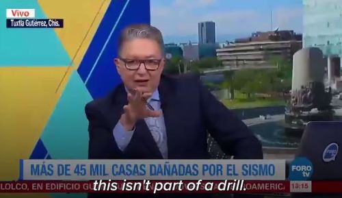 News reader Enrique Campos was quick to act at the start of the earthquake. (Foro TV)