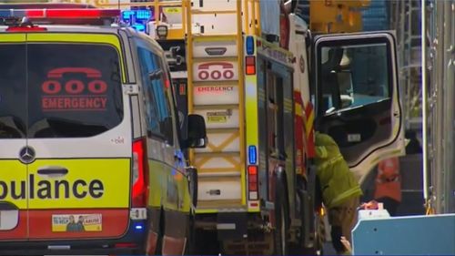Deux ouvriers du bâtiment ont été grièvement blessés après l'effondrement d'un échafaudage sur un chantier à Brisbane.