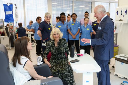 LONDRES, INGLATERRA - 30 DE ABRIL: O Rei Carlos III e a Rainha Camilla encontram pacientes durante uma visita ao Macmillan Cancer Center no University College Hospital em 30 de abril de 2024 em Londres, Inglaterra. (Foto de Suzanne Plunkett - WPA Pool/Getty Images)