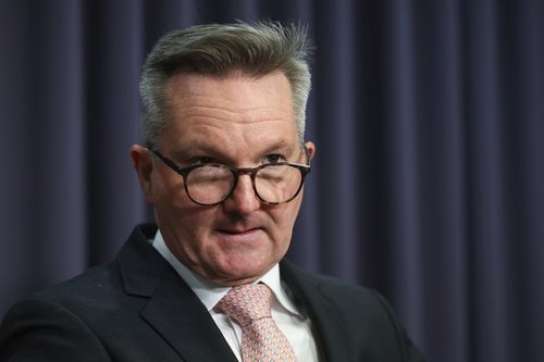 Il ministro per i cambiamenti climatici e l'energia Chris Bowen in una conferenza stampa presso il Parlamento di Canberra lunedì 15 settembre 2025.
