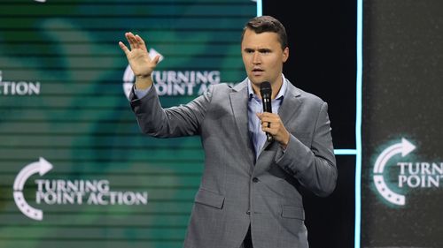 O fundador do Turning Point USA, Charlie Kirk, fala na cúpula dos crentes 2024 em um evento de ação de virada em West Palm Beach, na Flórida, 26 de julho de 2024. (AP Photo/Lynne Sladky, arquivo)