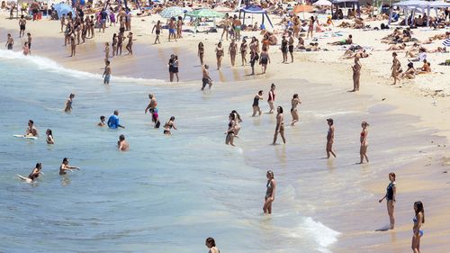 Le persone si godono Coogee Beach durante un'ondata di caldo a Sydney il 9 gennaio 2026. 