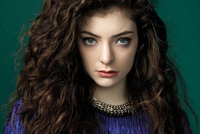 Lorde<br/><br/><iframe src="https://embed.spotify.com/?uri=spotify:track:4w8CsAnzn0lXJxYlAuCtCW" width="250" height="80" frameborder="0" allowtransparency="true"></iframe>