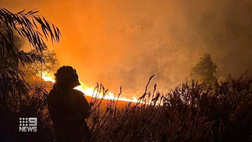 Une maison familiale a été détruite et au moins trois autres endommagées après qu'un feu de brousse a sauté des lignes de confinement au sud-ouest de l'Australie occidentale. Certains habitants ont été blessés lors de l'éruption de choc.