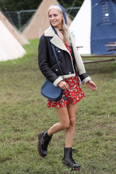 The hoodie became the ultimate hair statement at
Glastonbury. Case in point: Poppy Delevingne.