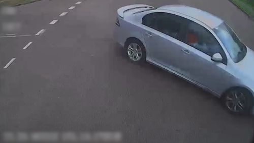 Un'auto che parte davanti a un veicolo in arrivo, ripresa da una dashcam. 