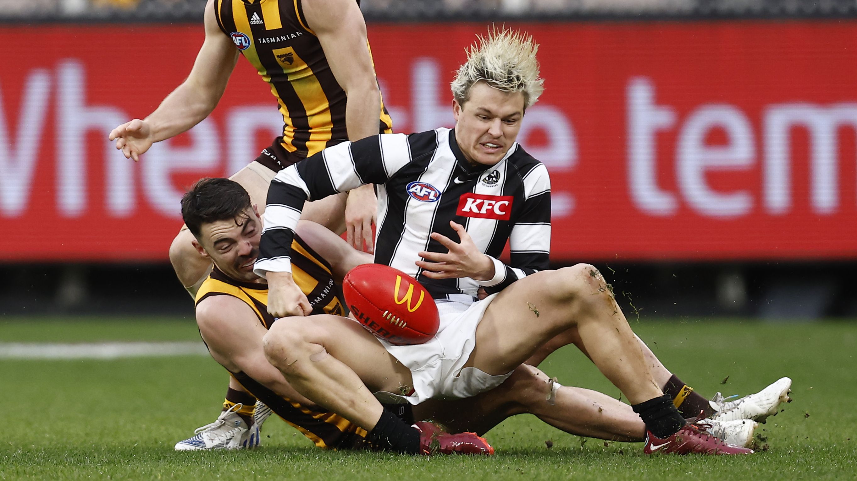 Collingwood&#x27;s Jack Ginnivan is tackled by Hawthorn&#x27;s Conor Nash.