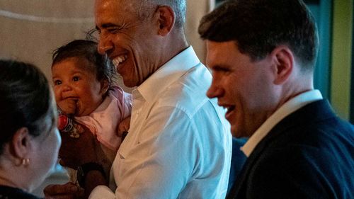 James Talarico (à direita) fazendo campanha em Austin com o ex-presidente Barack Obama.
