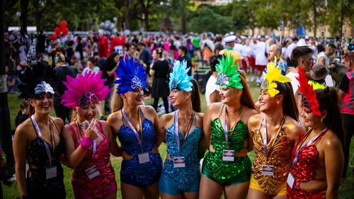 Life Without Barriers si riunisce per la parata del Sydney Gay & Lesbian Mardi Gras 2026 nell'area di smistamento di Hyde Park. Sabato 28 febbraio 2026. Foto: Audrey Richardson, The Sydney Morning Herald.