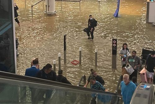 周五晚上，洪水淹没了奥克兰机场。 旅行者们现在正在回家的路上。 