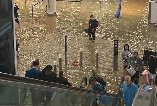 L'aéroport d'Auckland a été inondé par les eaux de crue vendredi soir.  Les voyageurs rentrent maintenant chez eux. 