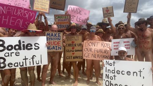 Une manifestation organisée par les naturistes de Bryon contre la fermeture prévue de la plage nudiste de Tyagarah a attiré 150 personnes.