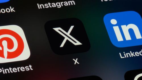 Toronto, Canadá - 24 de setembro de 2023: Aplicativos populares de mídia social em um iPhone da Apple: Facebook, Instagram, YouTube, Pinterest, X (anteriormente Twitter), LinkedIn, Reddit, Tiktok e Threads.
