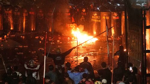 Os estudantes enfrentam a polícia durante um protesto após a morte de um piloto de entrega em confrontos entre a polícia de Riot e os estudantes que protestam contra os legisladores, na sede da polícia regional em Jacarta, Indonésia, sexta -feira, 29 de agosto de 2025. (AP Photo/Tatan Syuflana)